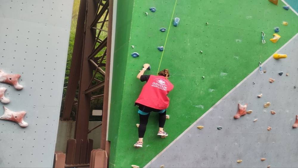 Olimpik tırmanma duvarına çıkan gençler adrenalini yaşadı
