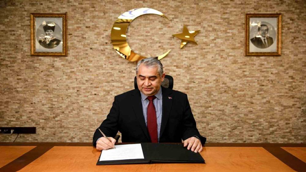 &Uuml;niversite adaylarına AD&Uuml; Rekt&ouml;r&uuml; Kent&rsquo;ten davet: "Geleceğe değer katan bir yolculuğa AD&Uuml;&rsquo;de adım atın"
