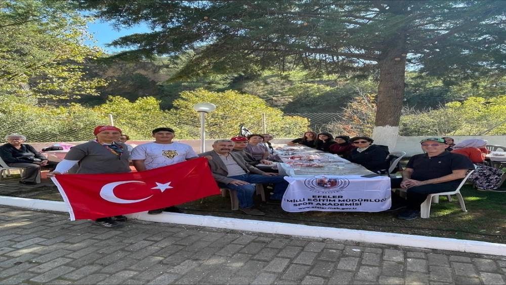 Efeler’de gençlerden vefa yürüyüşü