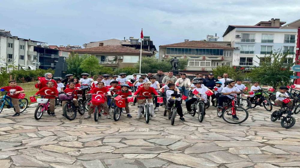 Bozdoğan&rsquo;da &ccedil;ocuklar &rsquo;Cumhuriyet&rsquo; i&ccedil;in pedalladı
