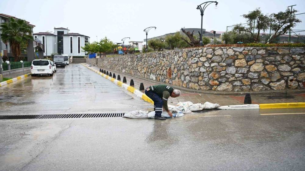 Kuşadası&rsquo;nda mazgallar taşkınlara karşı temizlendi
