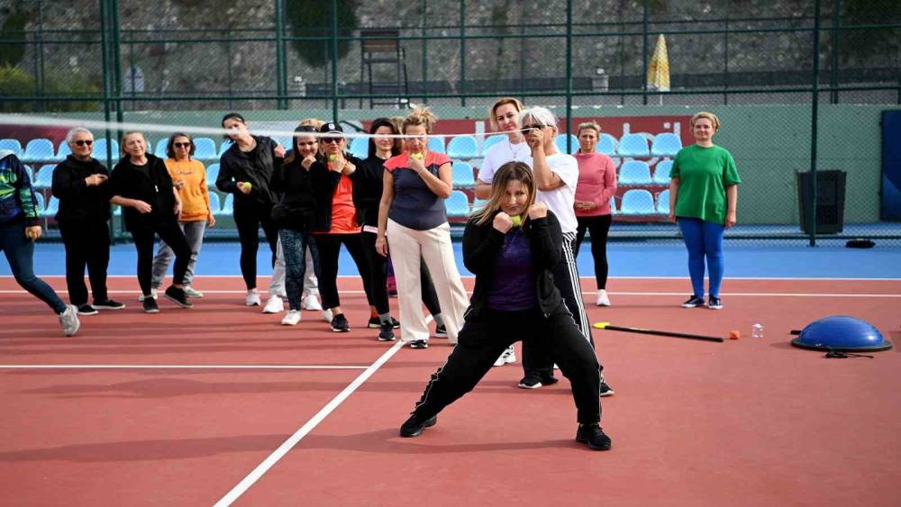Kuşadası’nda kadınlara ‘Yakın Savunma Teknikleri’ eğitimi verildi