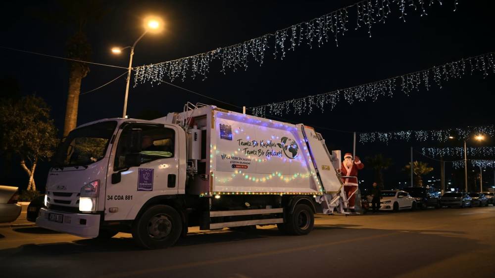&Ccedil;&ouml;p kamyonlarını ışıklarla s&uuml;sleyen Kuşadası Belediyesi, yeni yılda &ccedil;evre temizliğine dikkat &ccedil;ekti