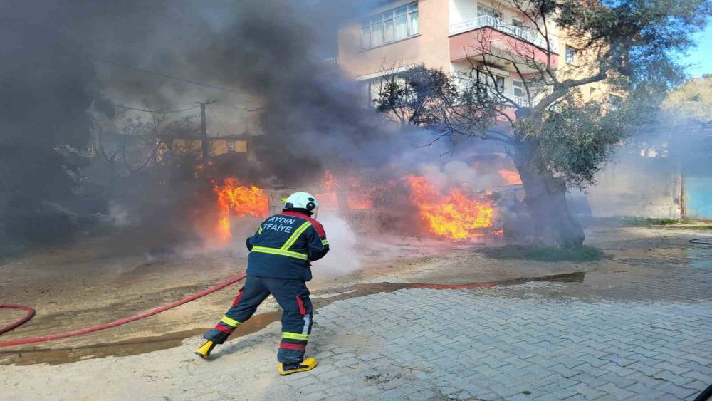 Nazilli&rsquo;de feci yangın: İki otomobil saniyeler i&ccedil;erisinde k&uuml;l oldu
