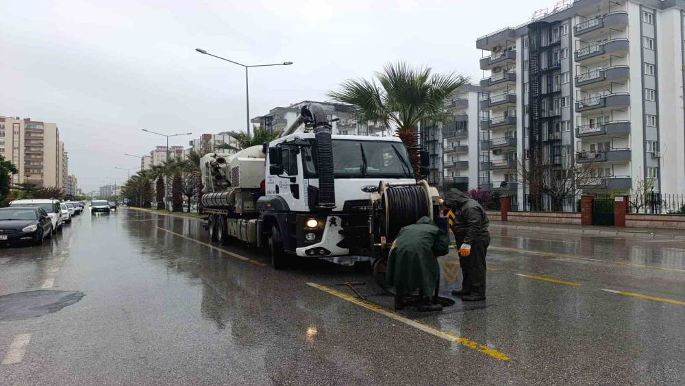 Aydın B&uuml;y&uuml;kşehir Belediyesi ve ASKİ ekipleri yağışa karşı teyakkuzda
