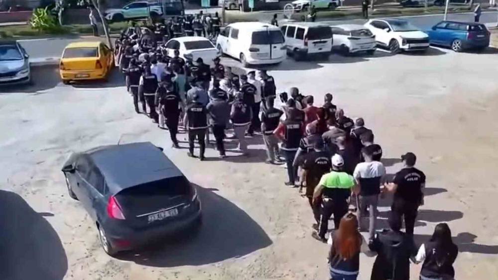 Sahte internet sitesi ile vize başvurusunda bulunan vatandaşları dolandıran şebeke &ccedil;&ouml;kertildi
