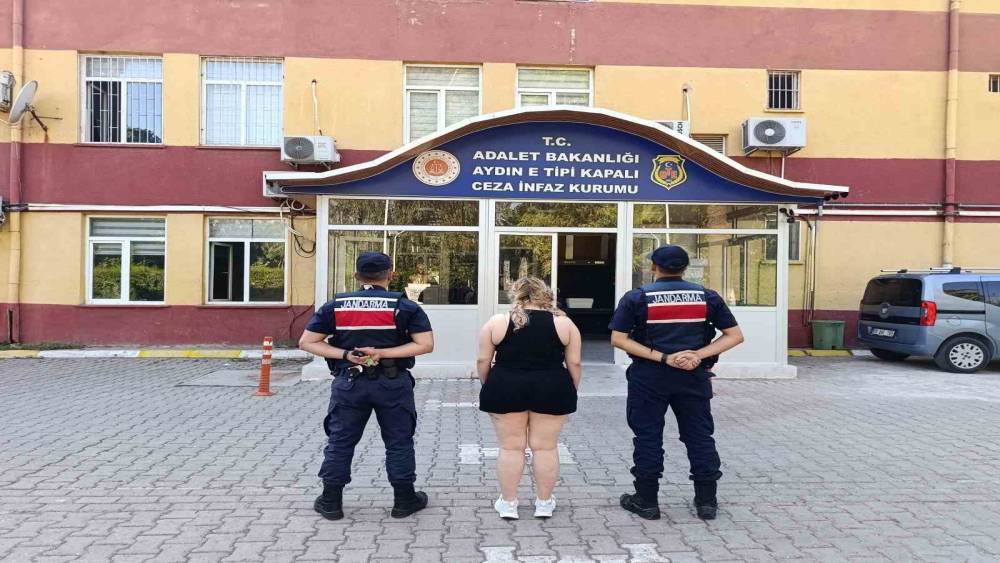 Uyuşturucu su&ccedil;undan aranan gen&ccedil; kadın Kuşadası&rsquo;nda yakalandı

