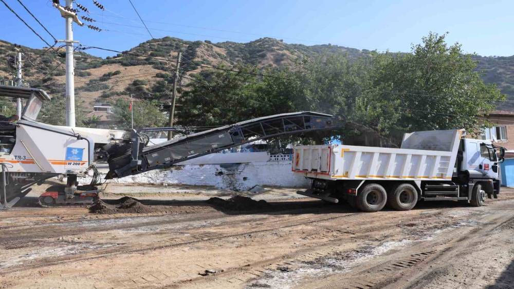 İncirliova&rsquo;da Karabağ yolu yenileniyor
