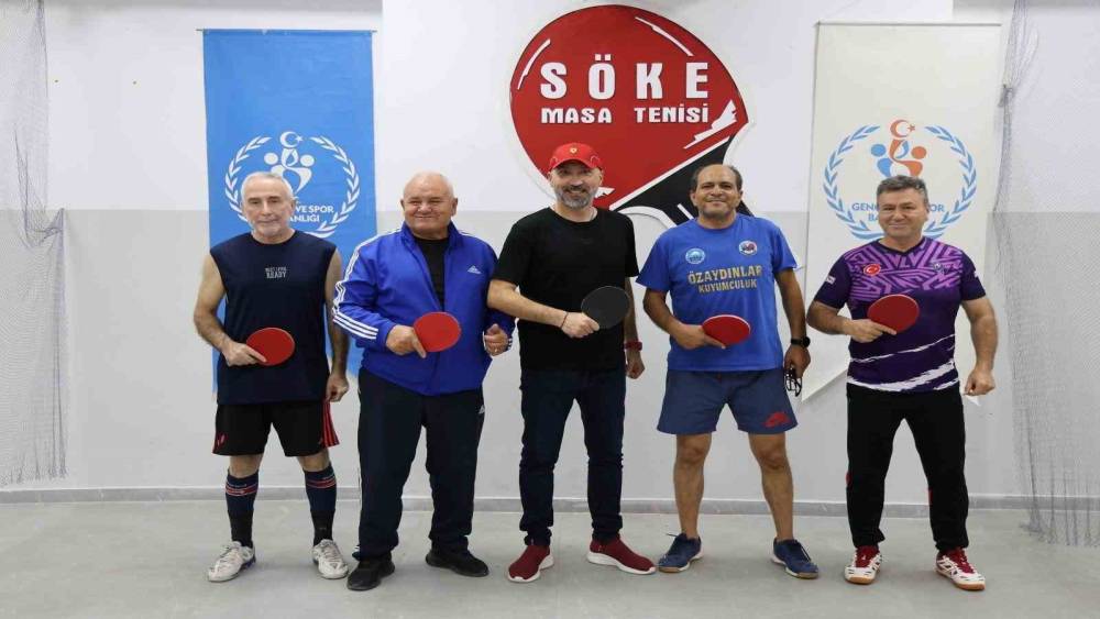 Başkan Arıkan, S&ouml;ke Belediyesporlu masa tenis&ccedil;ilerin antrenmanına katıldı
