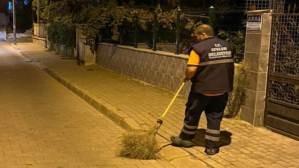 Efeler&rsquo;de temizlik mesaisi s&uuml;r&uuml;yor
