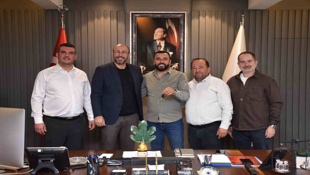 İncir festivalinin traktör talihlisi anahtarını Başkan Zencirci’den teslim aldı