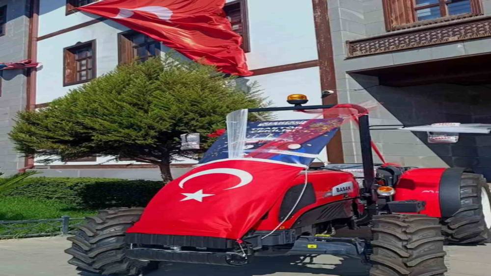 İncir festivalinin traktör talihlisi anahtarını Başkan Zencirci’den teslim aldı