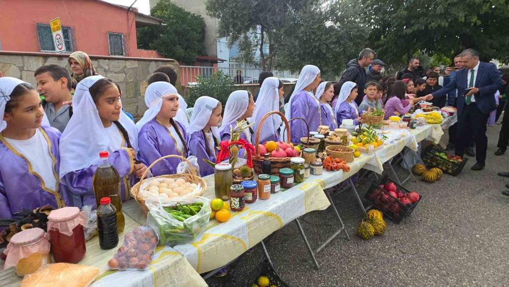 Aydında &ouml;ğrenciler ekolojik pazar kurdu, satış yaptı

