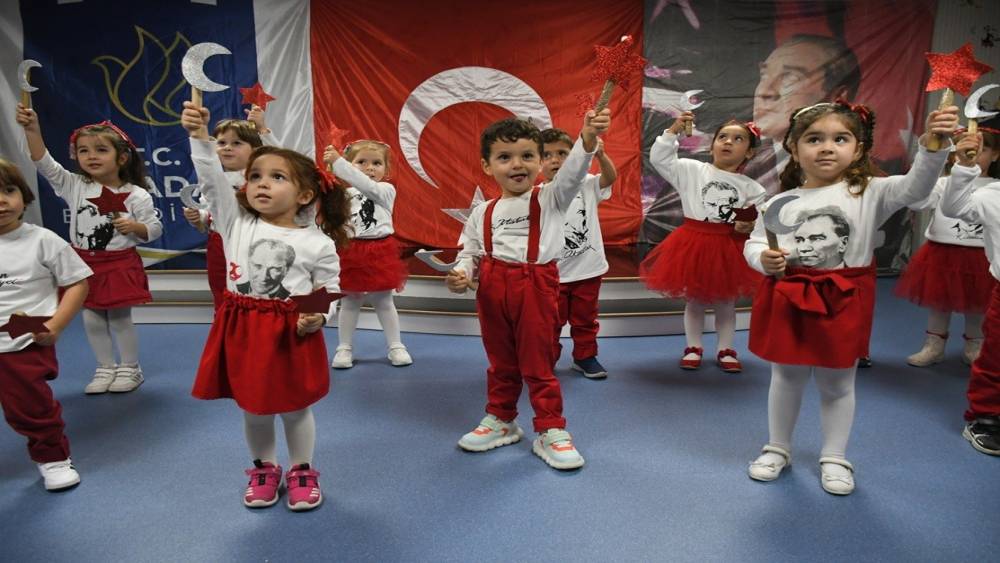 Kuşadası&rsquo;nda minikler Cumhuriyet Bayramı&rsquo;nı coşkuyla kutladı

