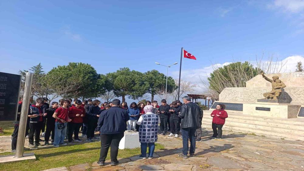 Aydın&rsquo;da &ouml;ğrenciler şehitleri andı
