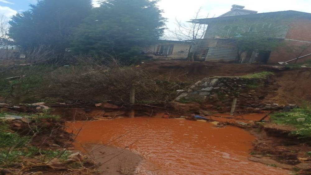 &Ccedil;akırlar &Ccedil;ayı taştı, yıkılma riski olan ev tahliye edildi
