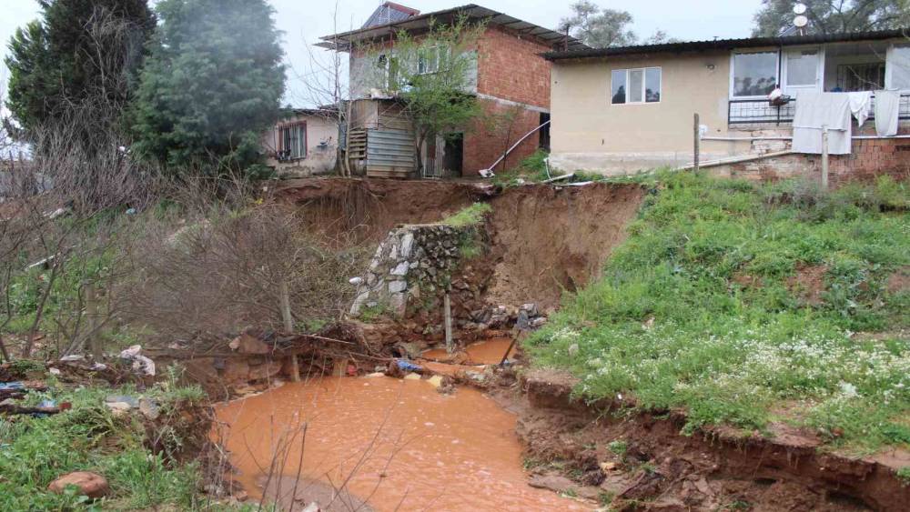 Yağmur sularıyla taşan dere, toprak kaymasına sebep oldu
