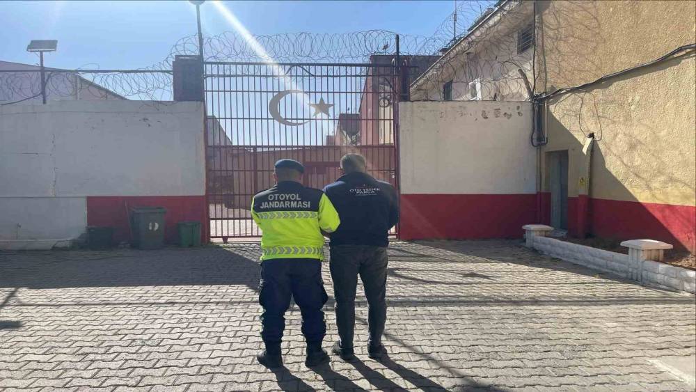 Yol kontrol&uuml;nde yakalandılar
