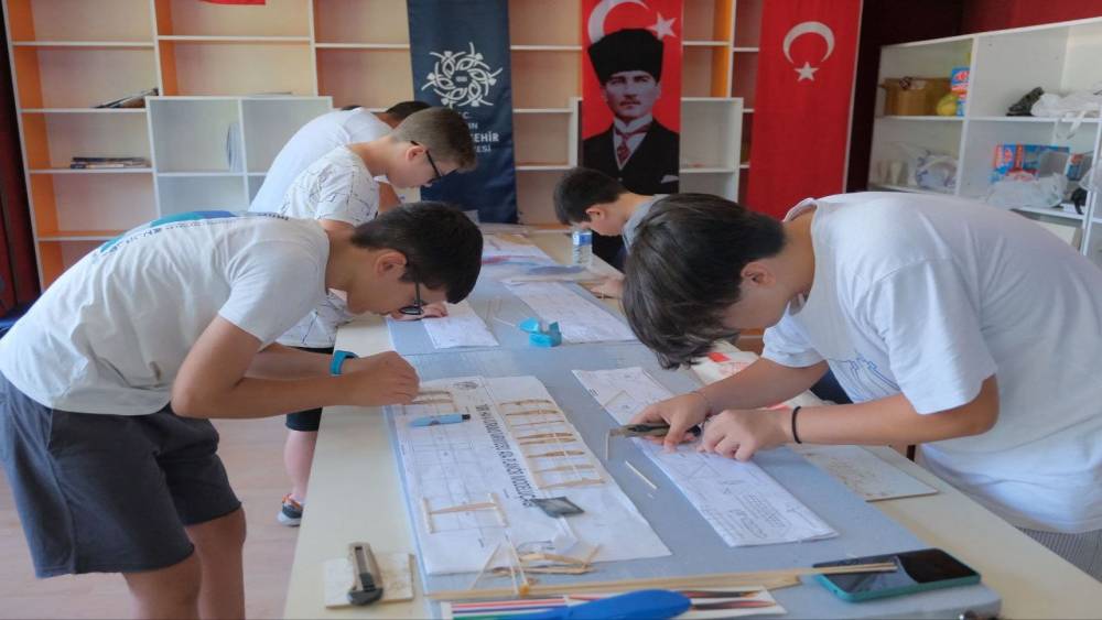 Aydın Büyükşehir Belediyesi’nin model uçak kursları