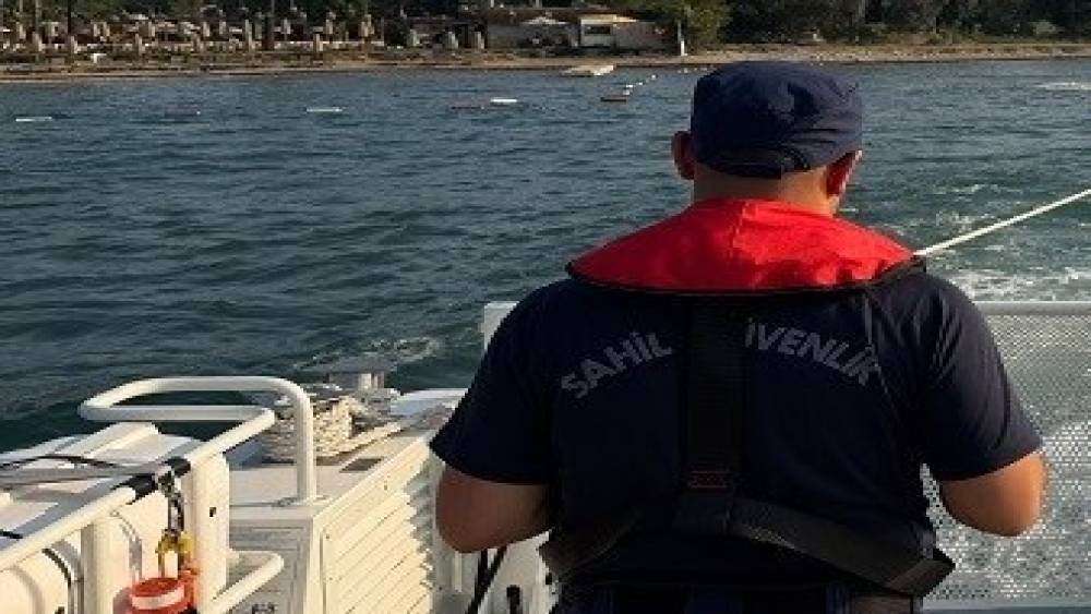 Deniz yatağı ile s&uuml;r&uuml;klenen şahısları sahil g&uuml;velik kurtardı
