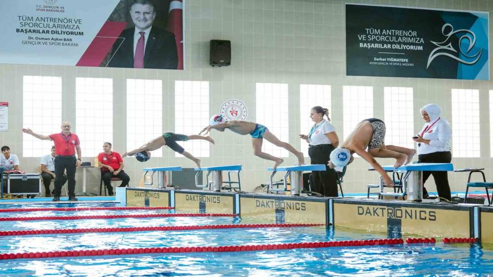 Minik kula&ccedil;lar Zafer Bayramı i&ccedil;in yarıştı
