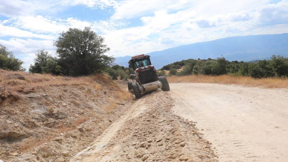 Bozdoğan Belediyesi yol &ccedil;alışmalarına devam ediyor
