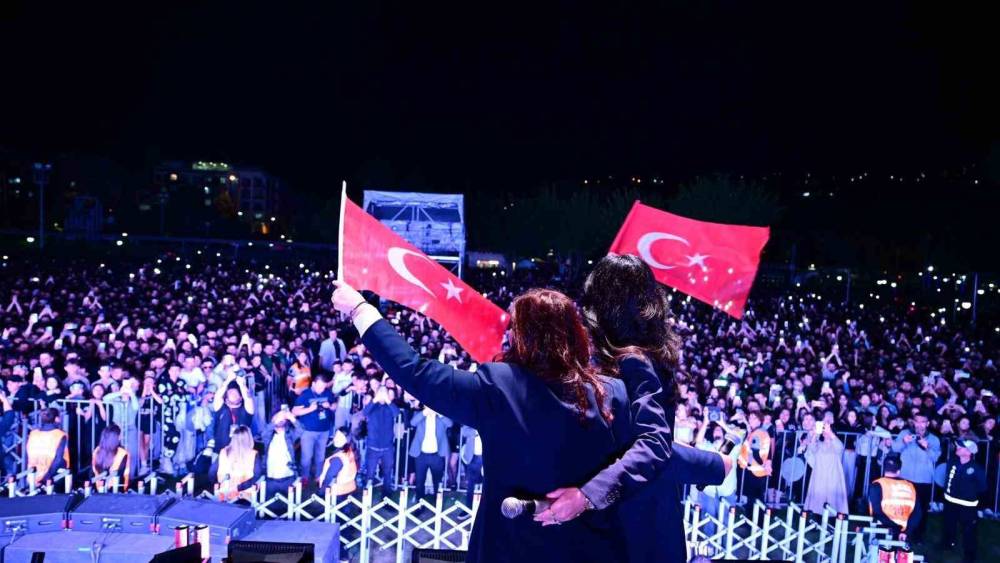 Aydın’da Cumhuriyet coşkusu: 60 bin kişi Aydınfest’in finalinde buluştu