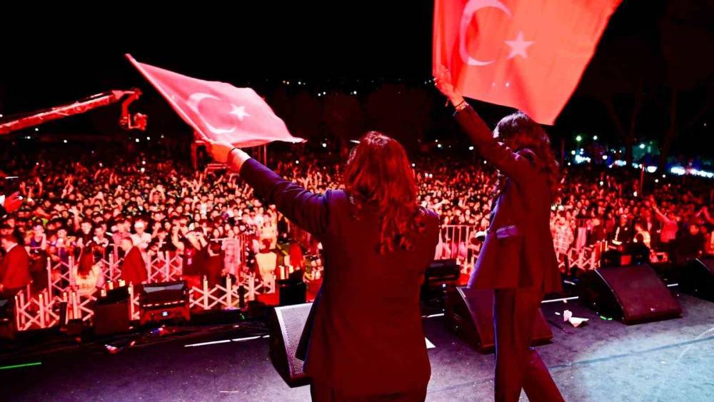 Aydın’da Cumhuriyet coşkusu: 60 bin kişi Aydınfest’in finalinde buluştu