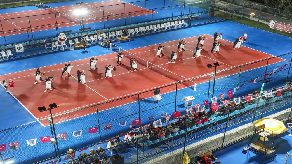 Kuşadası’nda Cumhuriyet coşkusu kortlara taşındı