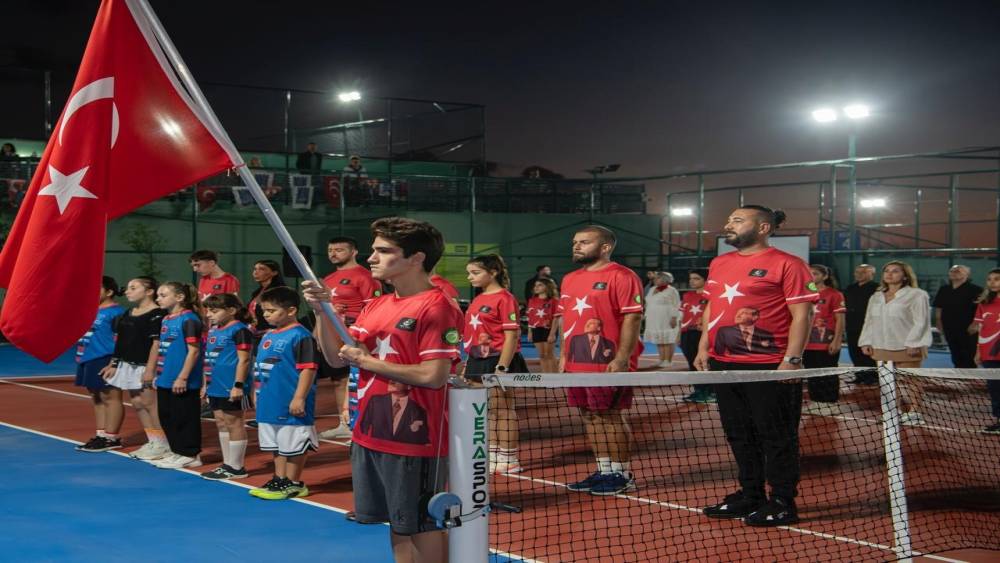 Kuşadası’nda Cumhuriyet coşkusu kortlara taşındı