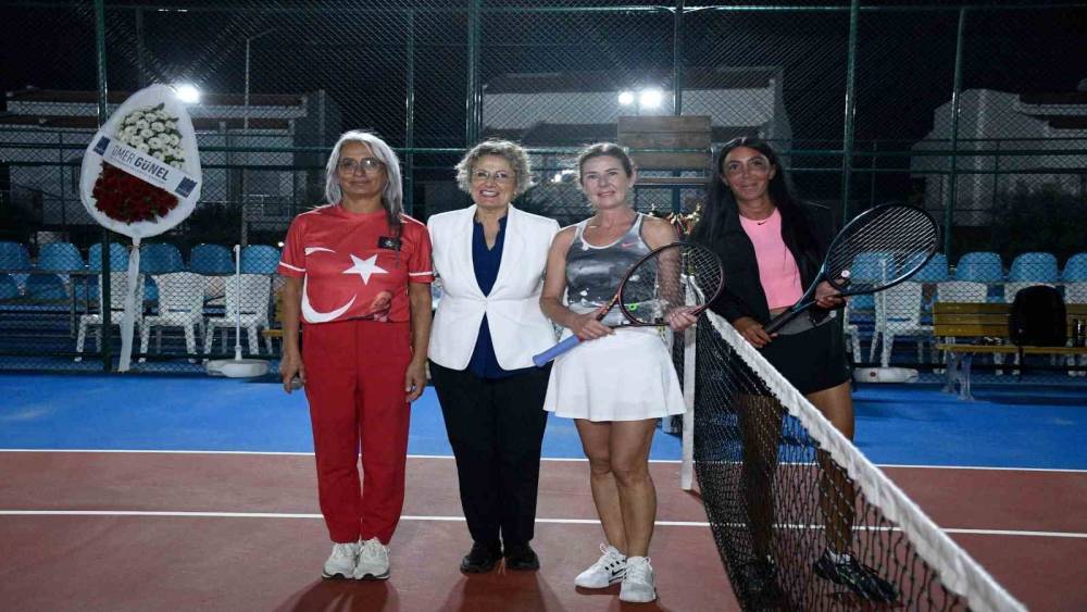 Kuşadası’nda Cumhuriyet coşkusu kortlara taşındı