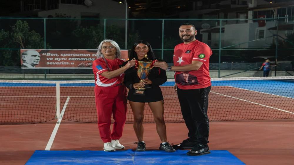 Kuşadası’nda Cumhuriyet coşkusu kortlara taşındı