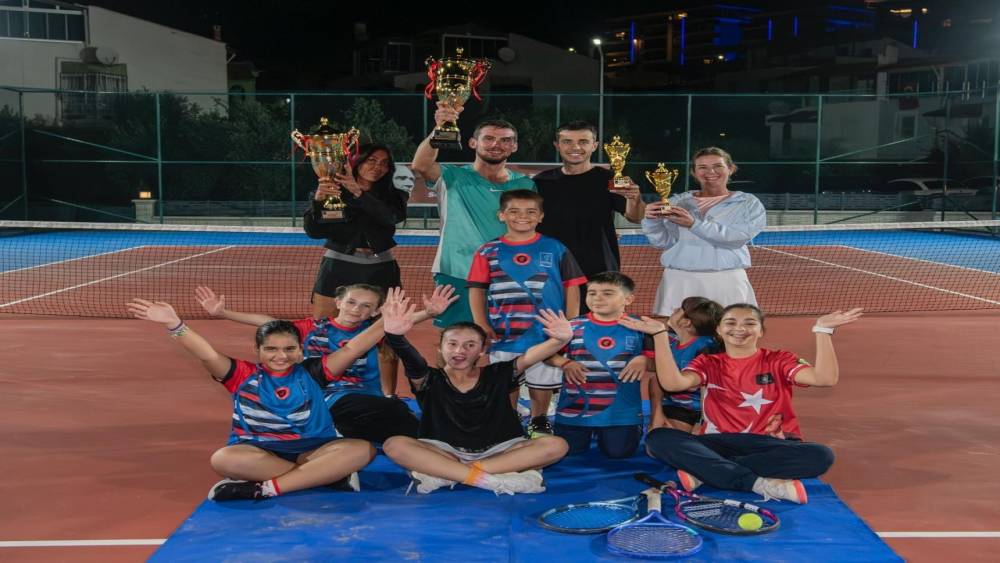 Kuşadası’nda Cumhuriyet coşkusu kortlara taşındı