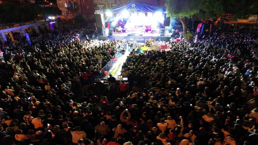 Söke’de Cumhuriyet coşkusu Kıraç konseriyle zirveye çıktı