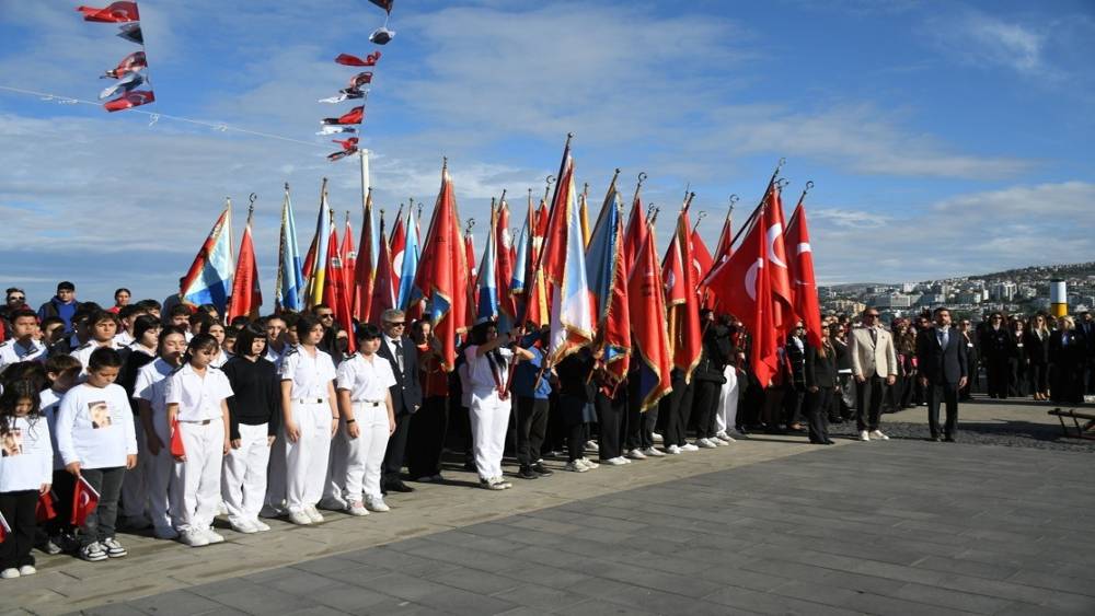 Kuşadası&rsquo;nda Cumhuriyet coşkusu 103&rsquo;&uuml;nc&uuml; yılında meydanlara taştı
