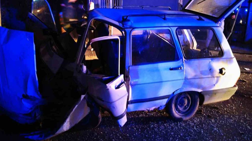 Direksiyon hakimiyeti kaybolan ara&ccedil; yoldan &ccedil;ıktı 4 yaralı