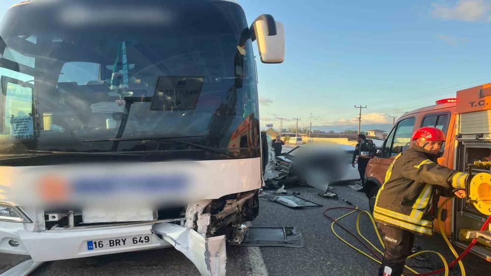 Nazilli&rsquo;de yolcu otob&uuml;s&uuml; ile &ccedil;arpışan otomobil s&uuml;r&uuml;c&uuml;s&uuml; hayatını kaybetti
