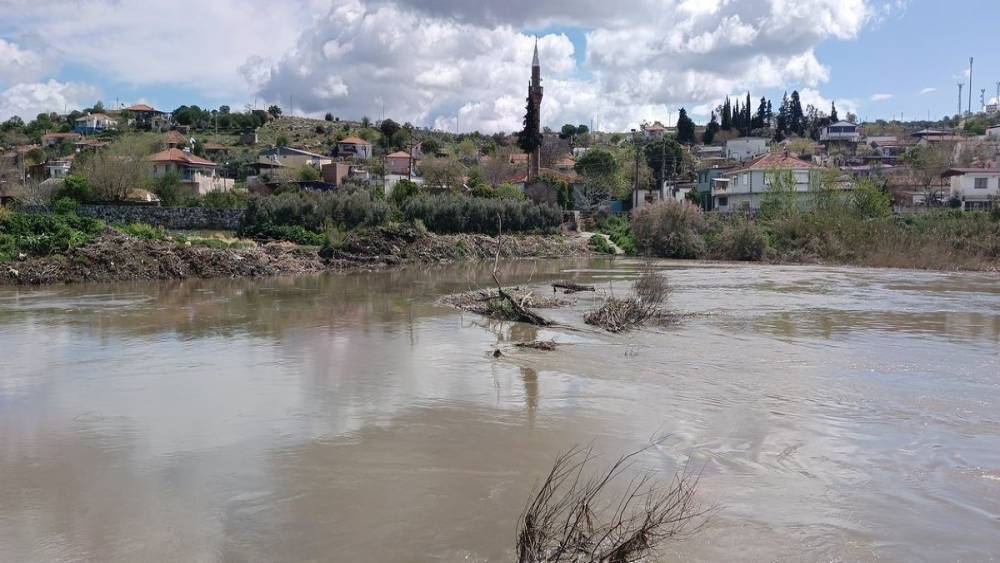 B&uuml;y&uuml;k Menderes y&uuml;kseldi, tarihi Taşk&ouml;pr&uuml; sular altında kayboldu
