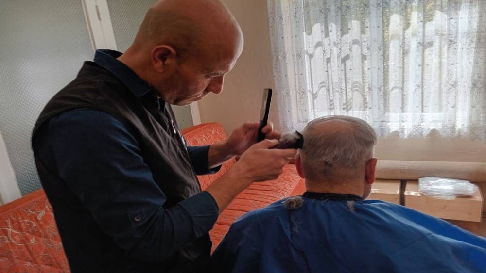 Efeler Belediyesi&rsquo;nden yaşlı ve bakıma muhta&ccedil;lara destek
