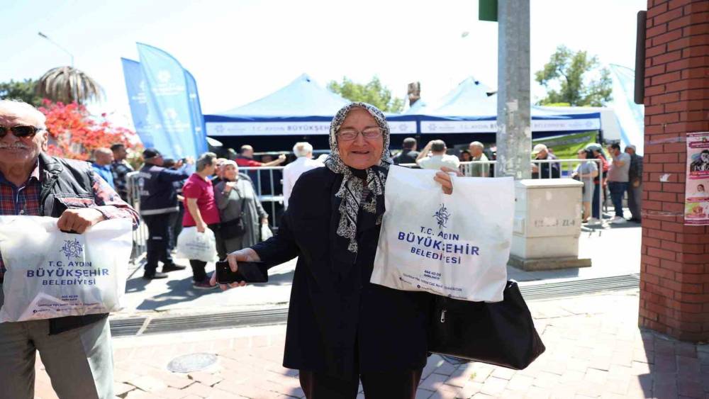 Aydın B&uuml;y&uuml;kşehir Belediyesi binlerce fideyi Nazilli&rsquo;de vatandaşlara dağıttı
