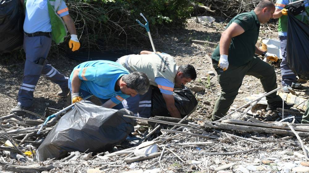Doğa harikası Milli Park’ta kıyı temizliği
