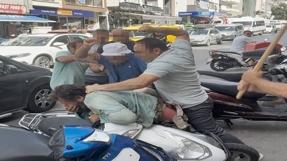 Yol ortasında öldüresiye darbettiler: O anlar kamerada
