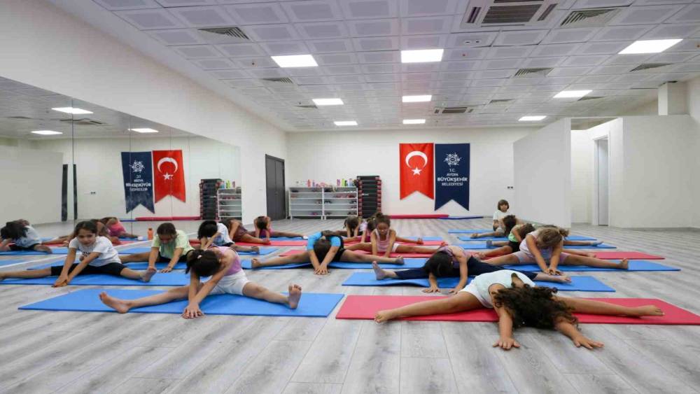 Aydın B&uuml;y&uuml;kşehir&rsquo;in yaz etkinliklerinde &ccedil;ocuklar jimnastikle gelişiyor
