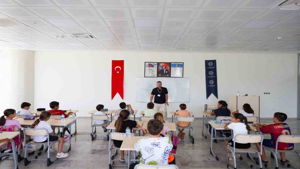 Aydınlı &ccedil;ocuklar yaz tatilini İngilizce &ouml;ğrenerek ge&ccedil;iriyor