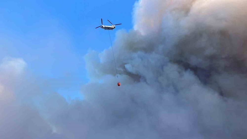&Ccedil;ine orman yangınına 4 helikopter 2 u&ccedil;ak havadan m&uuml;dahale ediyor
