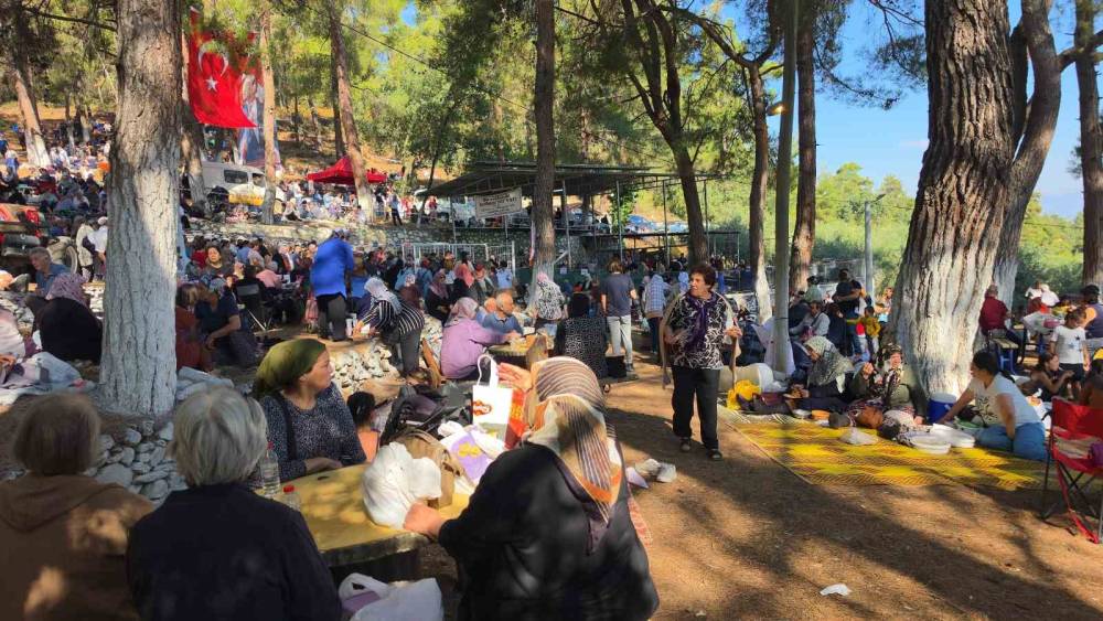 Karacasu&rsquo;da 8 asırdır s&uuml;ren Dedebağ hayrı binlerce vatandaşı buluşturdu
