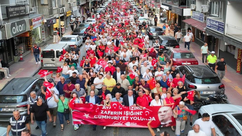 Başkan Yetişkin 30 Ağustos coşkusunu Efeler&rsquo;de d&ouml;rt bir yana taşıdı

