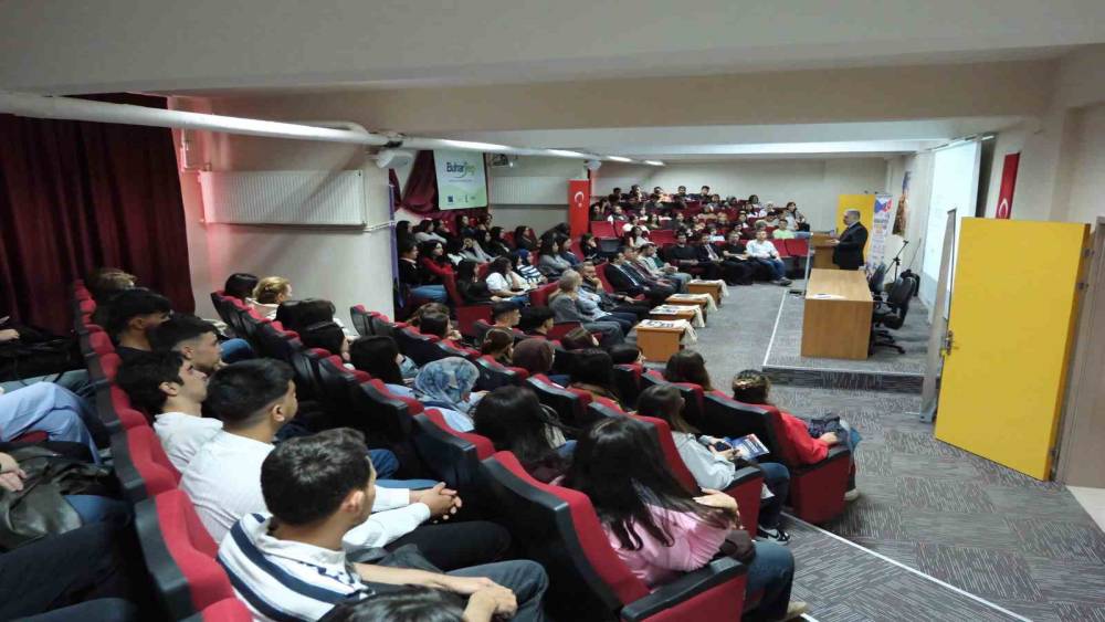 Buharkent&rsquo;te gen&ccedil;lere proje yazma ve Avrupa fırsatları anlatıldı
