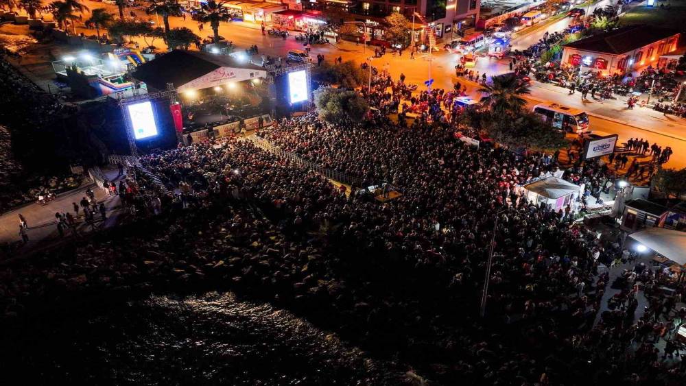 Kuşadası’nda Cumhuriyet coşkusu sokaklara taştı