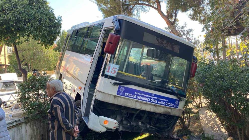 Minibüs evin bahçesine girdi